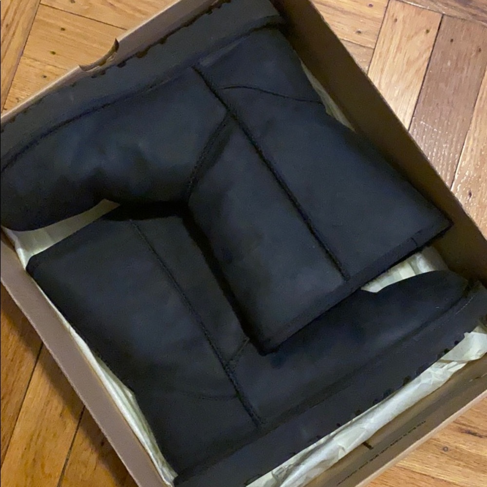 Classic women’s Uggs very lightly worn size 10